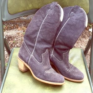 Rare corduroy cowgirl boots. Size 71/2 M.